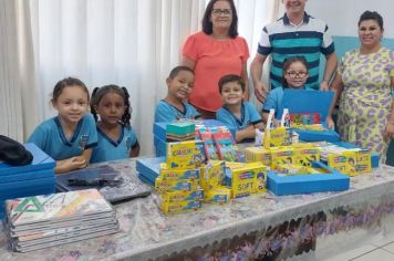 Prefeitura entrega kits de materiais aos alunos