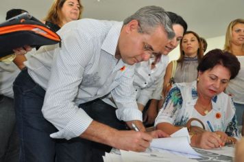 Prefeito assina convênios da Assistência Social