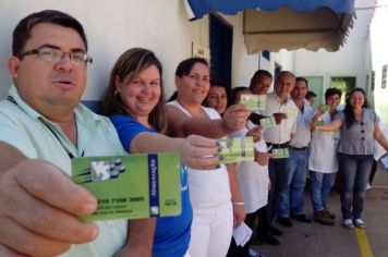 Funcionários recebem Vale alimentação