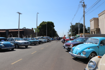 3º Encontro de Carros Antigos: Um festival de estilo e tradição.