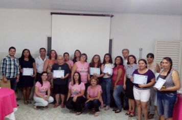 Mulheres concluem curso de corte e costura