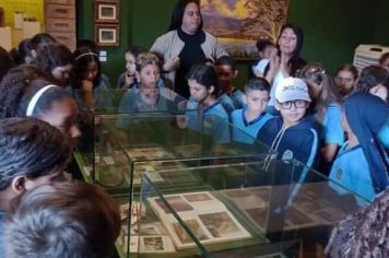 Alunos das escolas municipais José Roberto Cândido da Costa e Professor João Dionísio visitaram no dia 31 de agosto a Estação Cultural Maria Fumaça e o Museu de Arte Sacra e Diversidade Religiosa da cidade de Olímpia.