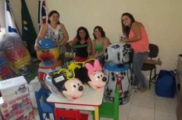 Departamento Municipal de Educação recebe novos materiais para escolas e creches.