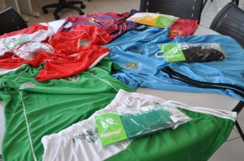 Prefeitura confecciona novos uniformes para Escolinha de Futebol