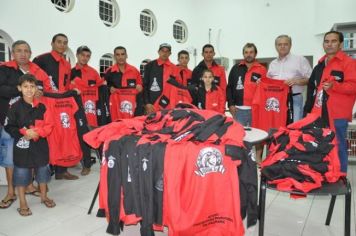 Prefeitura entrega camisas para comitiva de cavalgada.