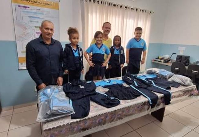 Novos uniformes são entregues para todos os alunos