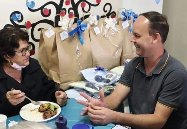 Sede do CRAS recebe grupo da 3º idade para almoço do dia dos pais