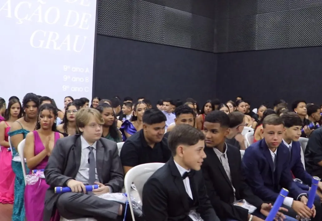 Escola Municipal Professor João Dionísio celebra formatura dos 9º anos.