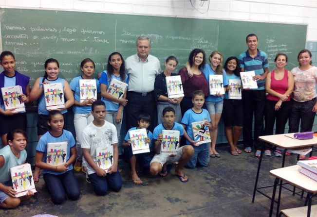 Alunos da escola João Dionisio recebem apostilas