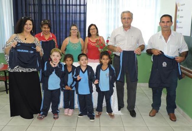 Prefeitura distribui mais de 8 mil peças de uniformes Escolares