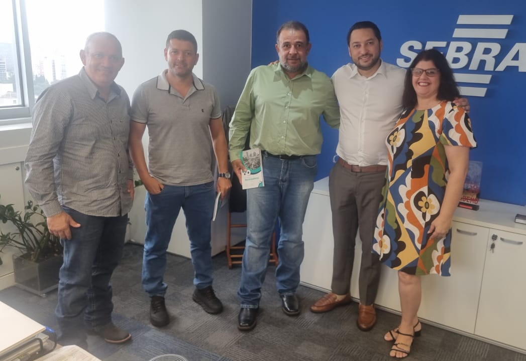 Prefeito Delei e autoridades de Ubarana se reúnem com SEBRAE para impulsionar capacitação e desenvolvimento econômico.