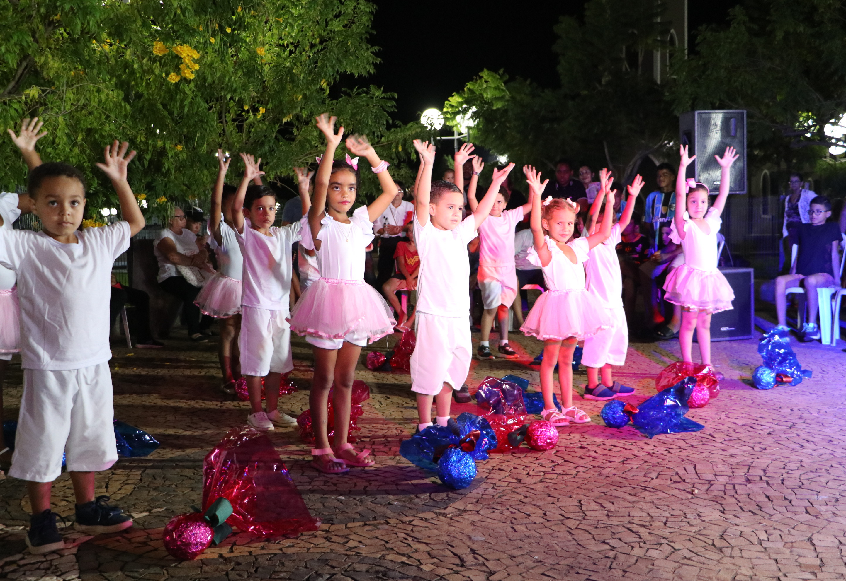 Festa de Páscoa da Cultura encanta a Praça da Matriz com alegria e tradições.