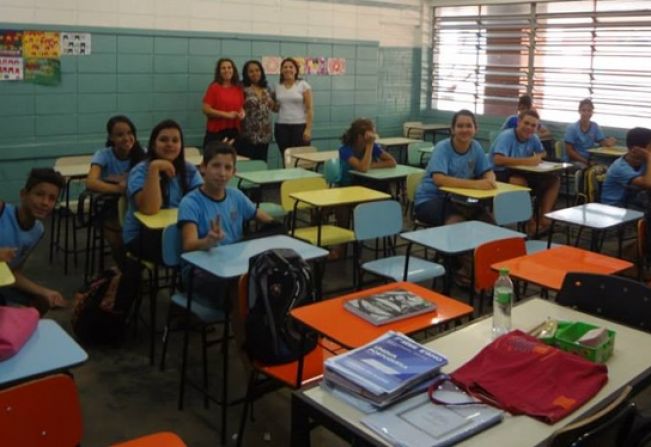 Novas carteiras para a Escola Municipal João Dionisio