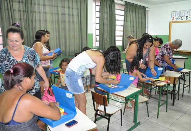 Alunos de ubarana recebem material escolar gratuito