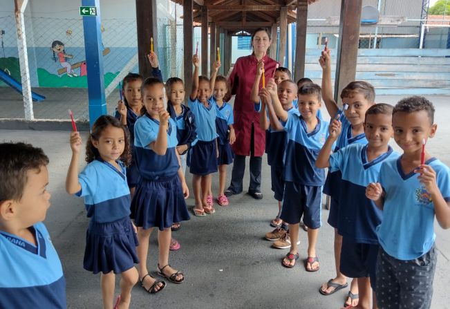 Escovação dental supervisionada nas escolas.